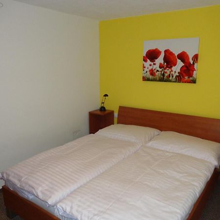 Demaenova 238 Apartman Lipótszentmiklós Szoba fotó