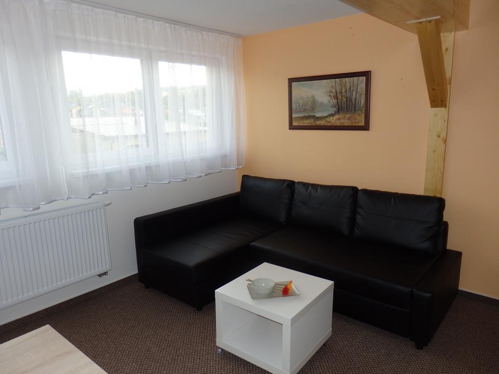 Demaenova 238 Apartman Lipótszentmiklós Szoba fotó