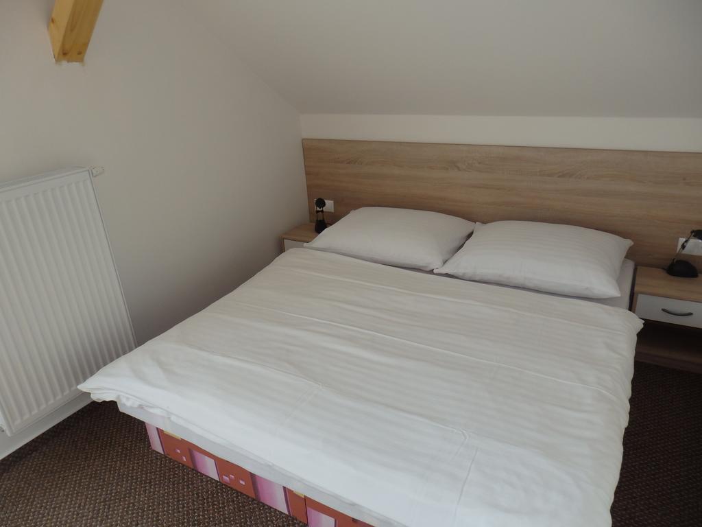 Demaenova 238 Apartman Lipótszentmiklós Szoba fotó