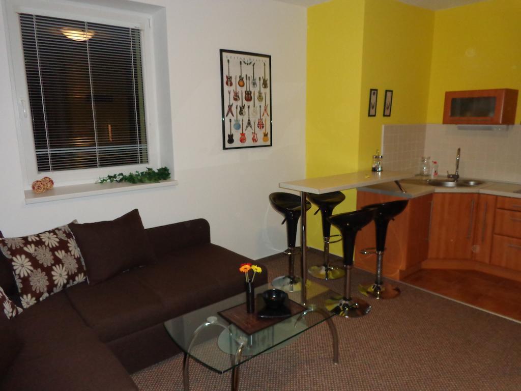 Demaenova 238 Apartman Lipótszentmiklós Szoba fotó